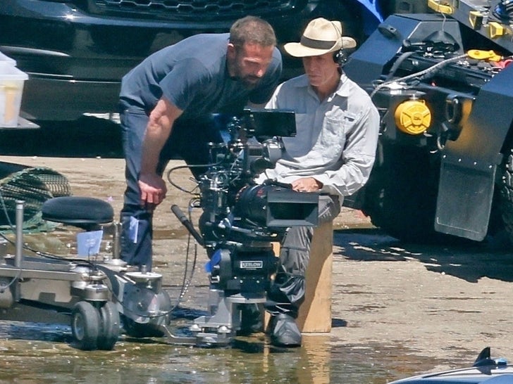 On-Set Footage: Ben Affleck And Gillian Anderson In A Shootout Scene On-Set Footage: Ben Affleck And Gillian Anderson In A Shootout Scene
