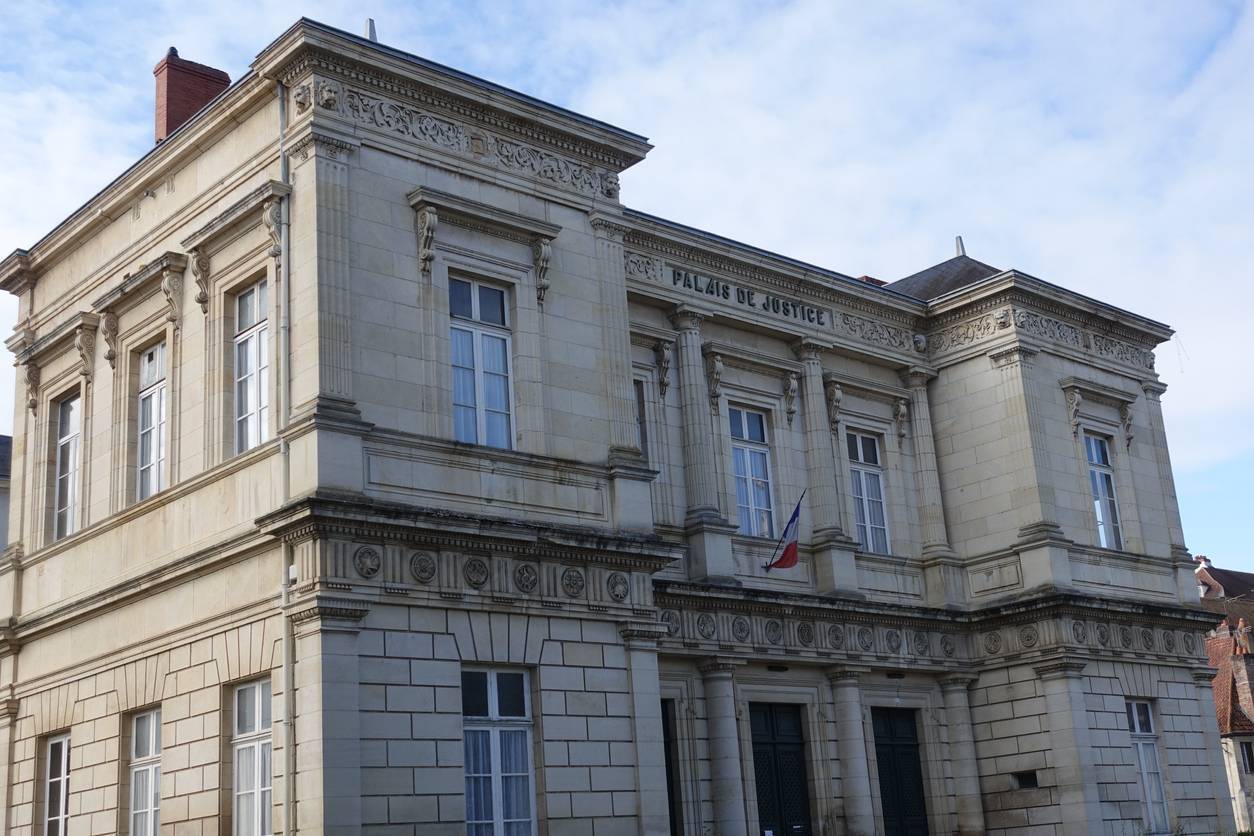 OQTF En Côte-d'Or:  Analyse D'une Politique Contestée Dans Le Contexte Franco-Algérien