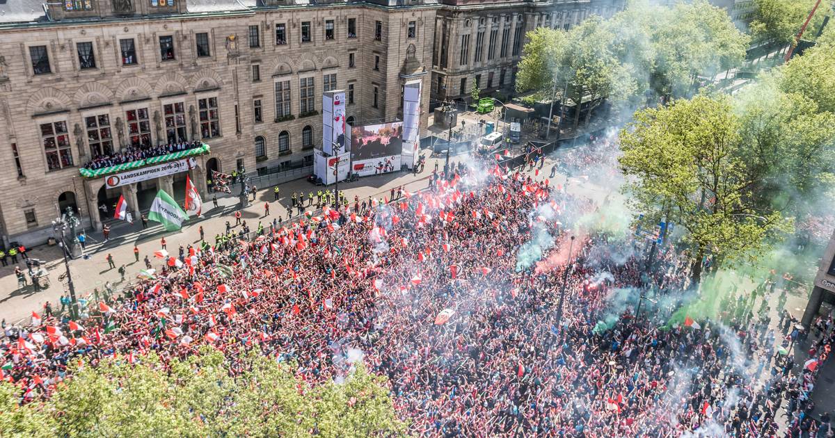 Oranjegekte Overneemt Liverpool: Fans Reizen Voor De Kampioenswedstrijd Af Oranjegekte Overneemt Liverpool: Fans Reizen Voor De Kampioenswedstrijd Af