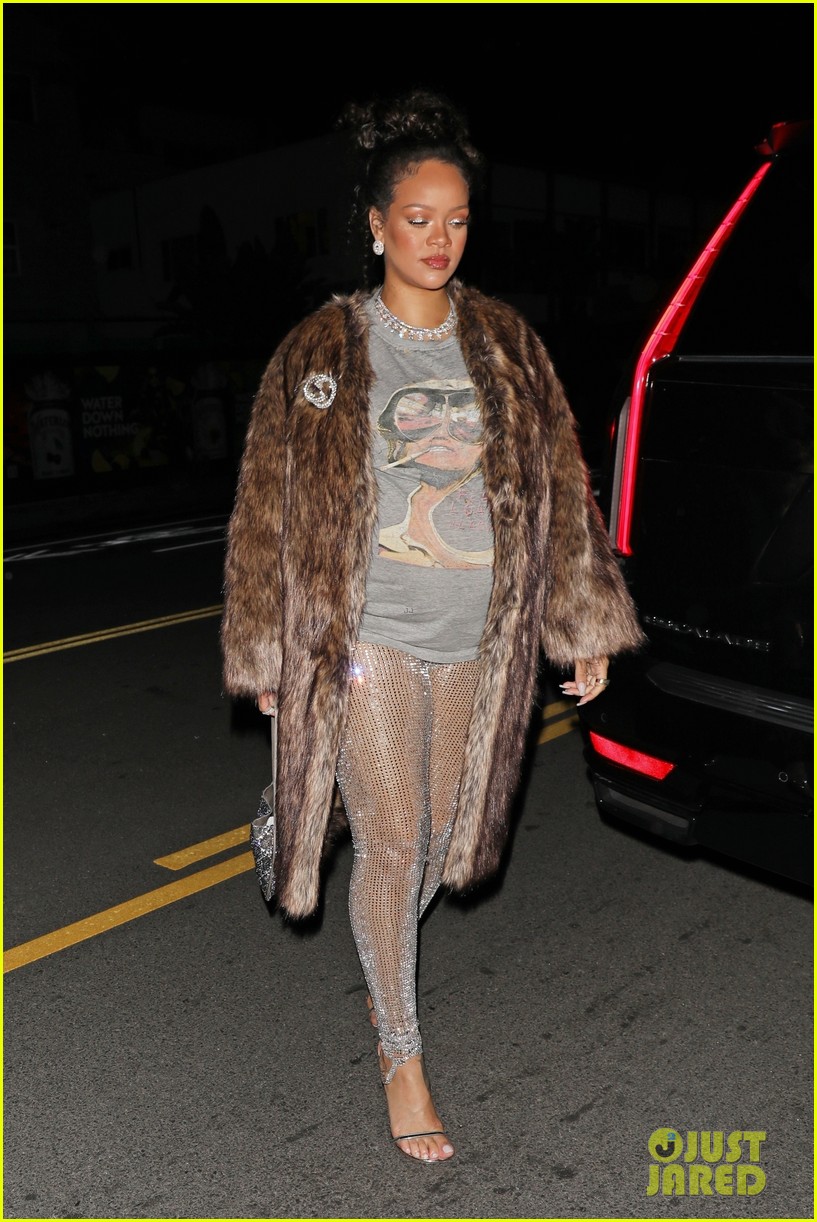 Paparazzi Photos: Rihanna's Santa Monica Dinner Outfit