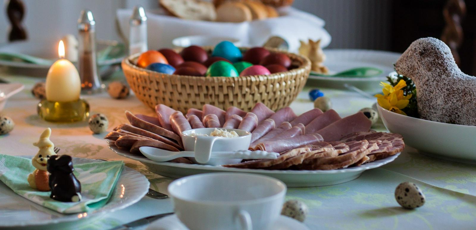 Papež Frančišek Na Trgu Sv. Petra: Pozdrav Množici Pred Tradicionalnim Blagoslovom Papež Frančišek Na Trgu Sv. Petra: Pozdrav Množici Pred Tradicionalnim Blagoslovom