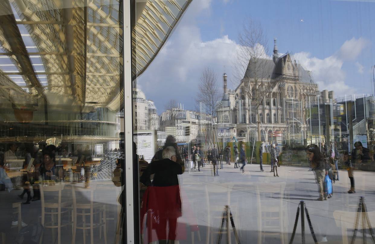 Paris's Economic Performance Suffers Amidst Luxury Sector Contraction Paris's Economic Performance Suffers Amidst Luxury Sector Contraction