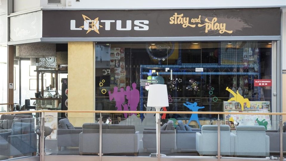Patrik Švarceneger I Teret Prezimena: Iskustvo U White Lotus Patrik Švarceneger I Teret Prezimena: Iskustvo U White Lotus