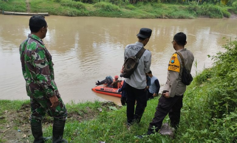 Pencarian Balita Hilang Di Waduk Wonorejo, Diduga Terseret Arus Dari Batu Ampar