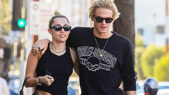 Perseteruan Usai: Selena Gomez Dan Miley Cyrus Akan Kencan Bersama? Perseteruan Usai: Selena Gomez Dan Miley Cyrus Akan Kencan Bersama?