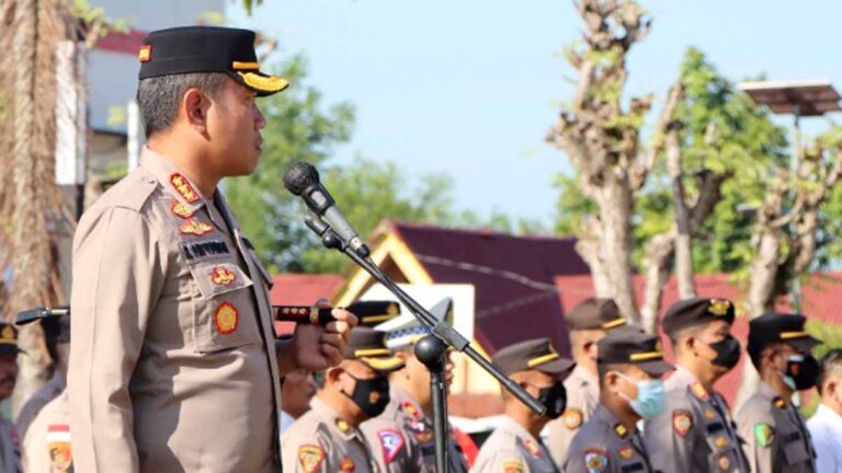 Polresta Balikpapan: Kasatlantas Baru AKP Djauhari Memimpin Sholat Subuh Polresta Balikpapan: Kasatlantas Baru AKP Djauhari Memimpin Sholat Subuh