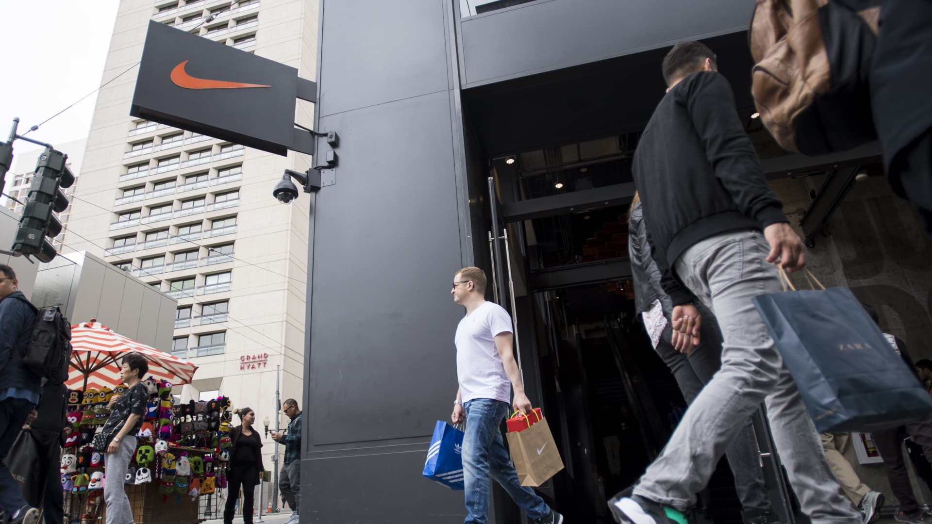 Positive Foot Locker Earnings Suggest Strong Nike Performance Positive Foot Locker Earnings Suggest Strong Nike Performance