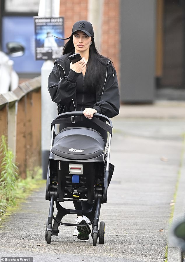 Post-Night Out: Annie Kilner Steps Out Without Wedding Ring Post-Night Out: Annie Kilner Steps Out Without Wedding Ring