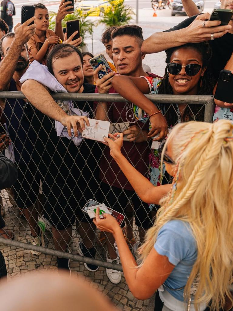 Public Condemnation: Christina Aguilera's Reaction To Inappropriate Fan Kiss Public Condemnation: Christina Aguilera's Reaction To Inappropriate Fan Kiss