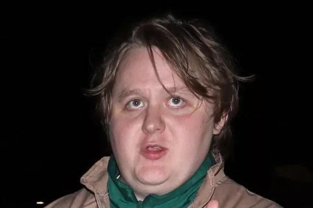 Rare Sighting: Lewis Capaldi Gives Thumbs Up In Public Rare Sighting: Lewis Capaldi Gives Thumbs Up In Public