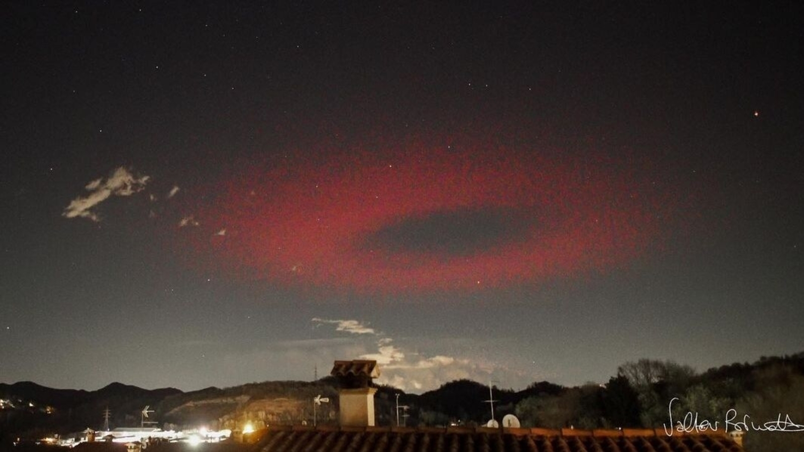 Red Light Flashes In France: Unidentified Aerial Phenomena Explained Red Light Flashes In France: Unidentified Aerial Phenomena Explained