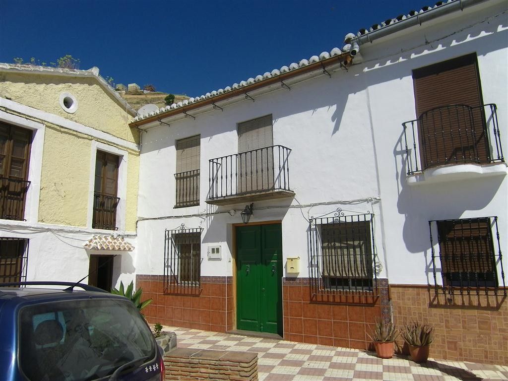 Renovated Spanish Townhouse For Sale: Celebrity-Designed Property (€245K) Renovated Spanish Townhouse For Sale: Celebrity-Designed Property (€245K)
