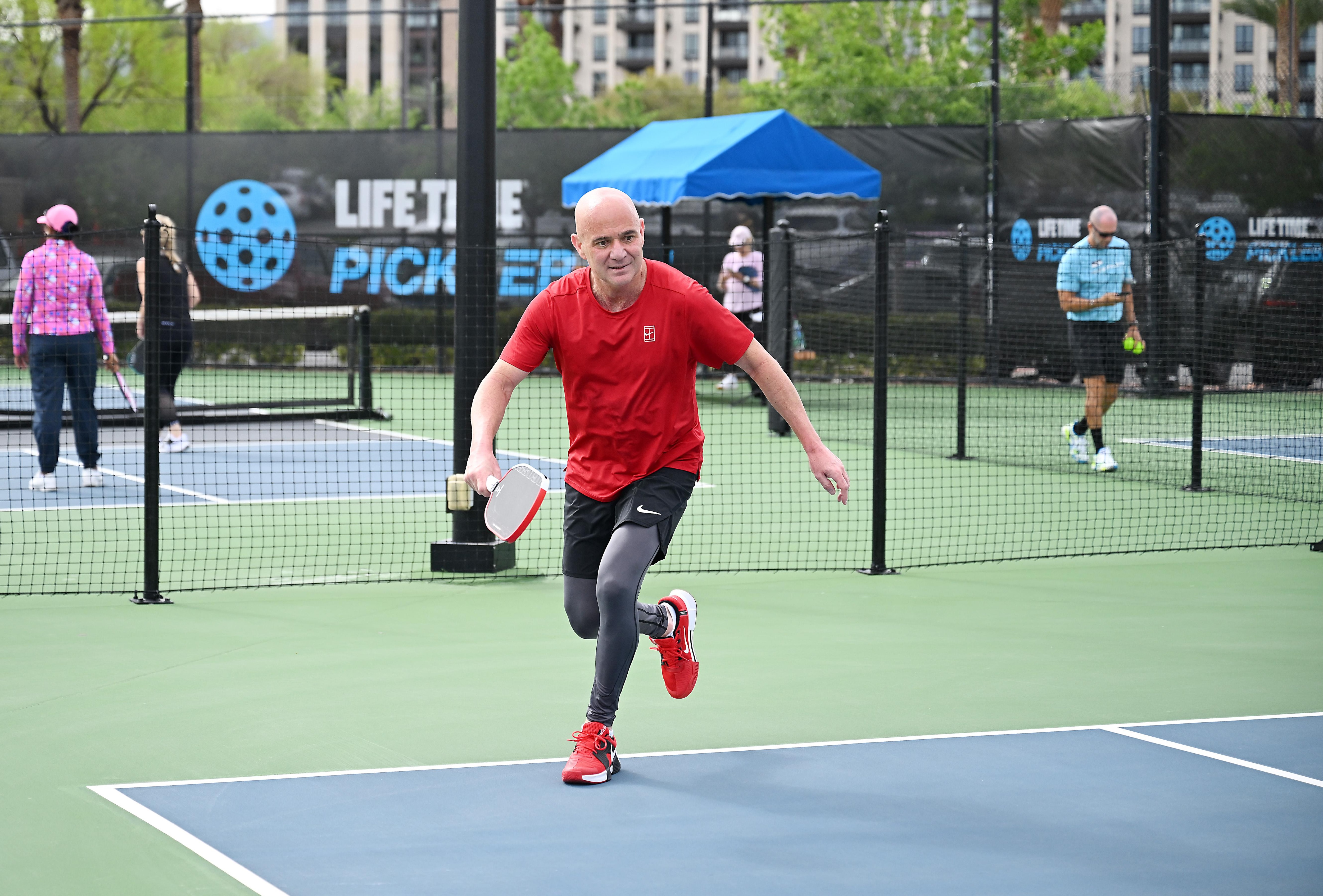 Revenirea Lui Andre Agassi: Un Debut Surprinzător În Pickleball Revenirea Lui Andre Agassi: Un Debut Surprinzător În Pickleball