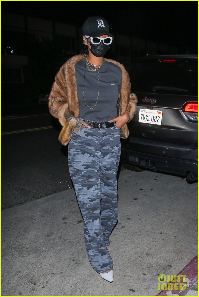 Rihanna's Chic Winter Look: Bundled Up For Dinner In Santa Monica Rihanna's Chic Winter Look: Bundled Up For Dinner In Santa Monica