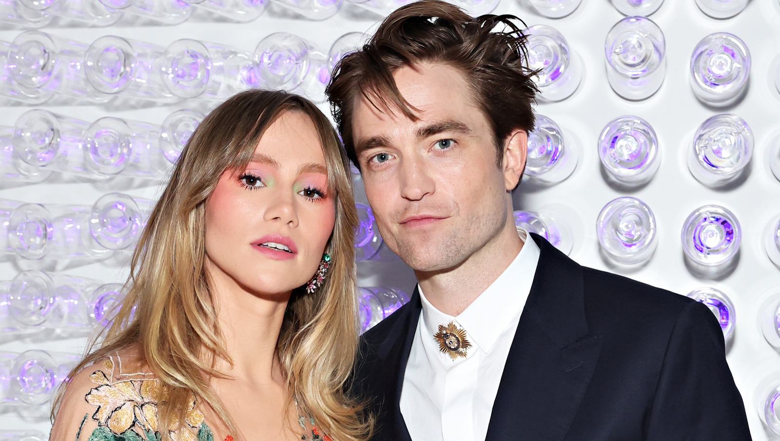 Robert Pattinson Shares Script With Girlfriend Suki Waterhouse Robert Pattinson Shares Script With Girlfriend Suki Waterhouse