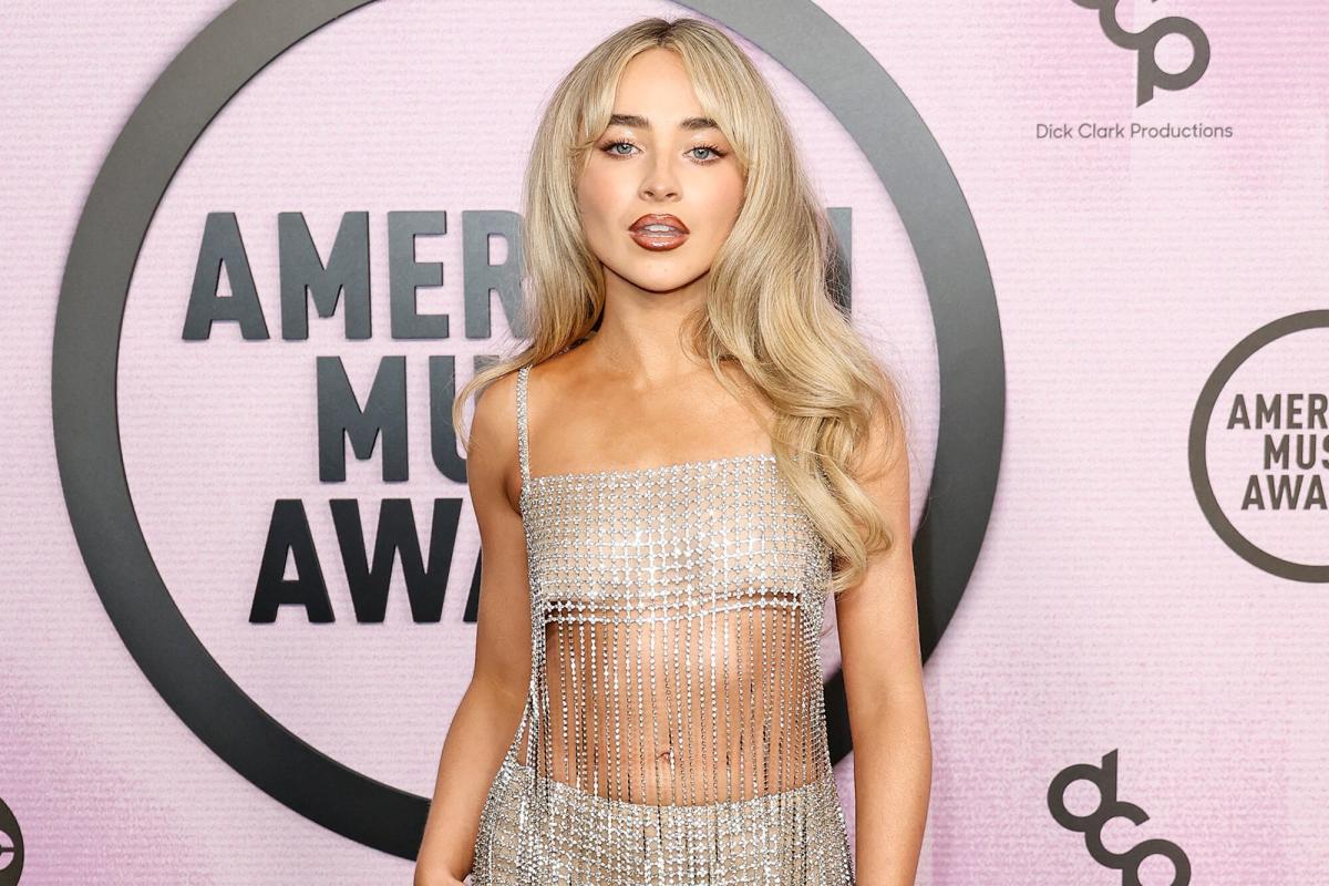 Sabrina Carpenter's Face Tee And Black Leggings: A Style Statement Sabrina Carpenter's Face Tee And Black Leggings: A Style Statement