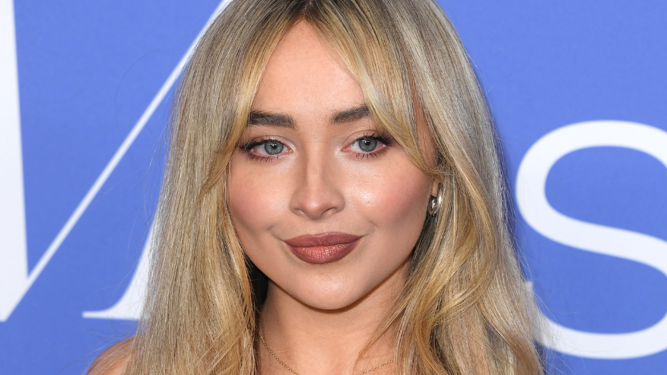 Sabrina Carpenter's New Look: Face Tee And Black Leggings Sabrina Carpenter's New Look: Face Tee And Black Leggings