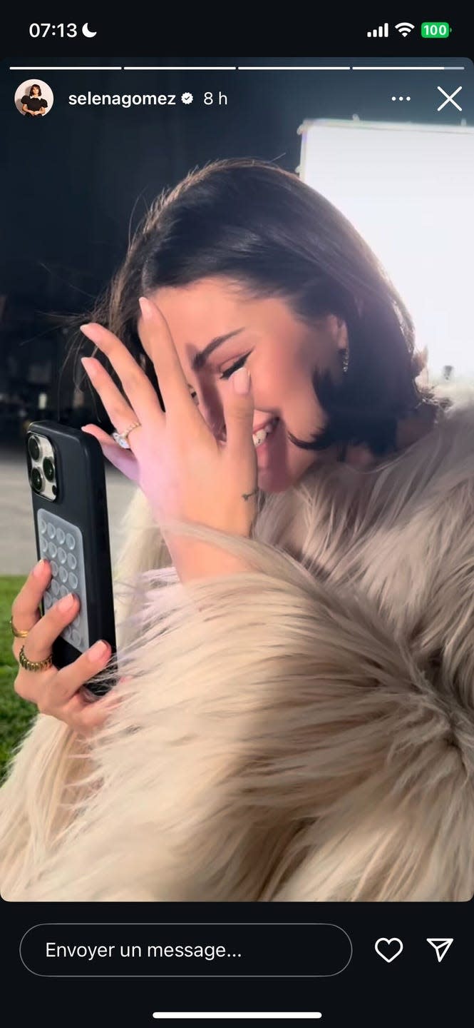 Selena Gomez: Accidental Sale Of Diamond Ring To Fans Selena Gomez: Accidental Sale Of Diamond Ring To Fans
