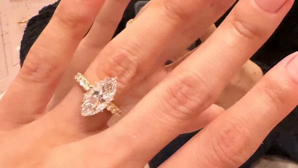 Selena Gomez Sold Personal Diamond Ring To Several Fans: Accidental Sales Selena Gomez Sold Personal Diamond Ring To Several Fans: Accidental Sales