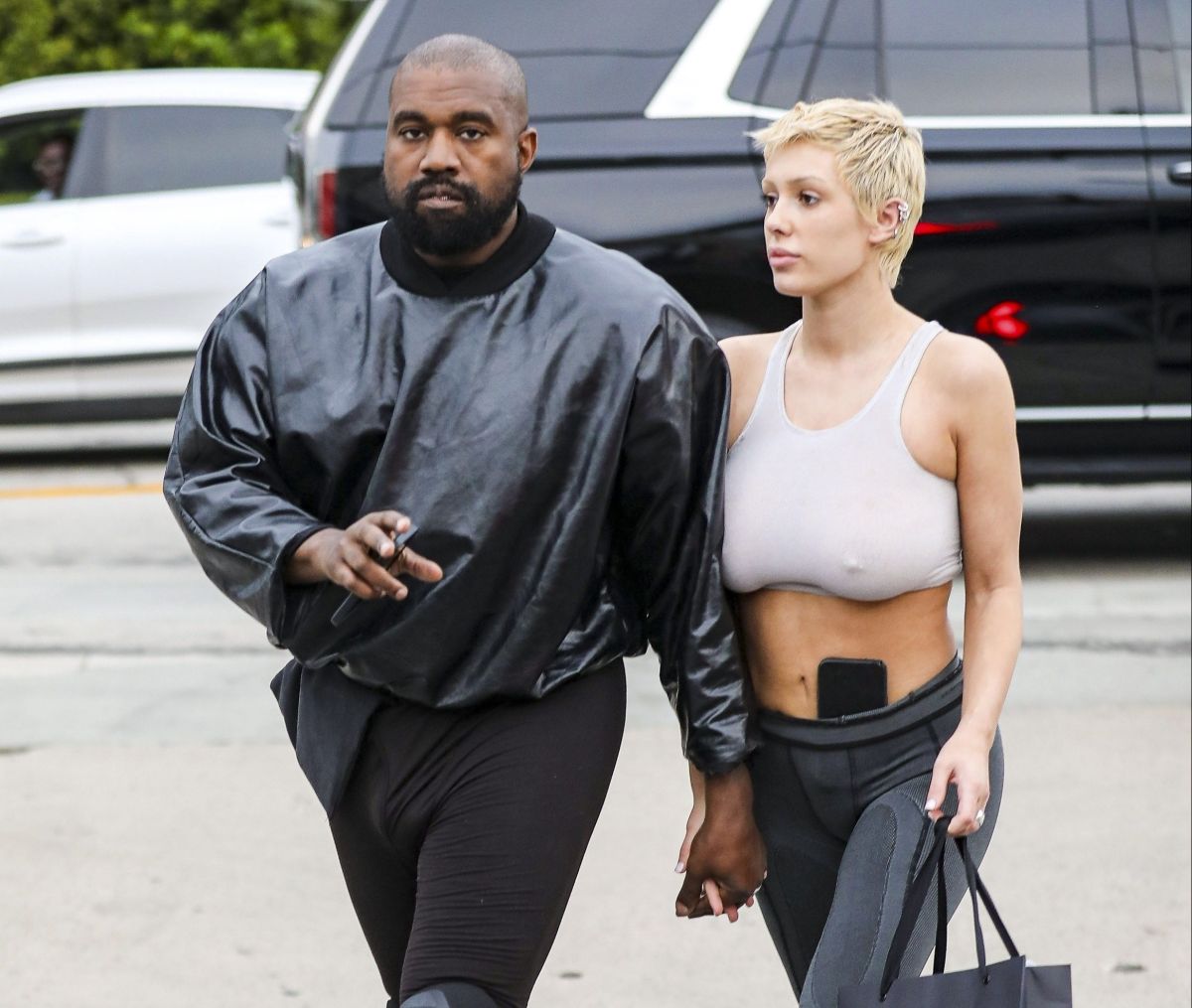 Skandalas: Kanye Westas Paviešino Biancos Censori Intymias Nuotraukas Skandalas: Kanye Westas Paviešino Biancos Censori Intymias Nuotraukas