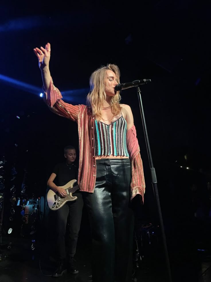 Suki Waterhouse And The Return Of The 70s Shag Haircut Suki Waterhouse And The Return Of The 70s Shag Haircut