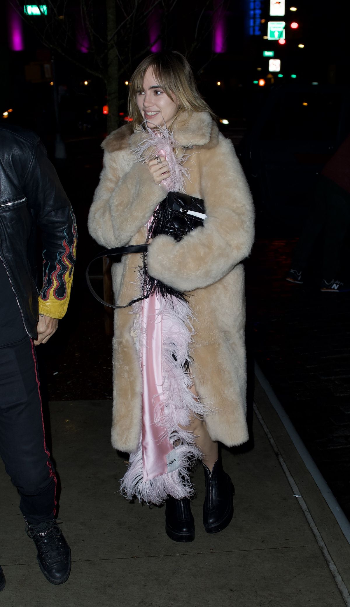 Suki Waterhouse Offers Feedback On Robert Pattinson's New Script Suki Waterhouse Offers Feedback On Robert Pattinson's New Script