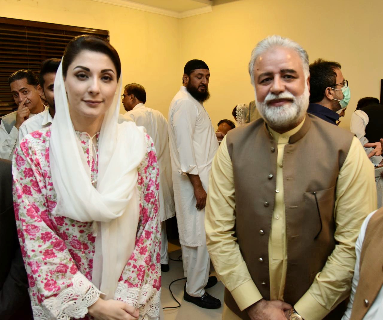 ٹام کروز کے جوتے پر مداح کا حملہ: سوشل میڈیا پر بحث ٹام کروز کے جوتے پر مداح کا حملہ: سوشل میڈیا پر بحث