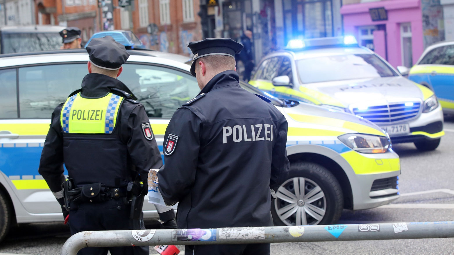 تفاصيل جديدة عن مداهمات الشرطة الألمانية لمشجعين تفاصيل جديدة عن مداهمات الشرطة الألمانية لمشجعين