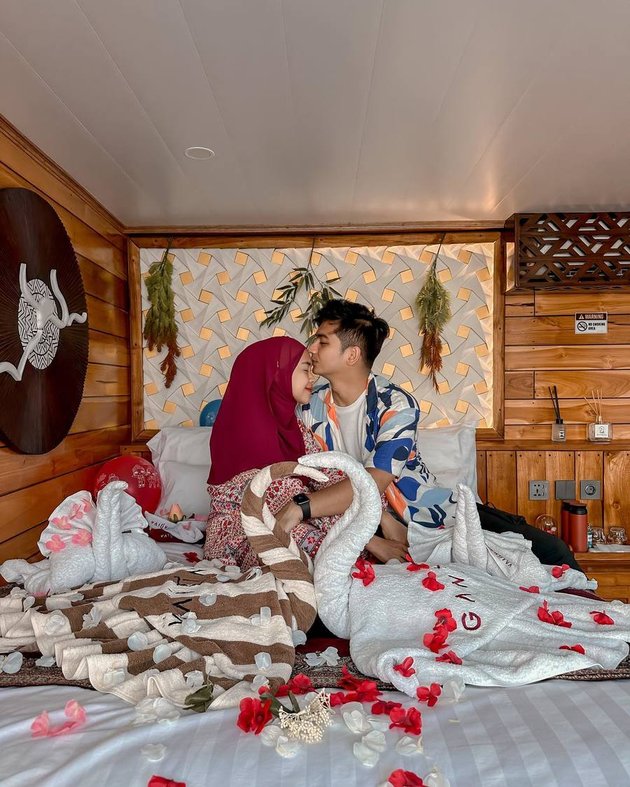 The Kutcher-Kunis Family's Romanian Vacation: Dispelling Marriage Rumors? The Kutcher-Kunis Family's Romanian Vacation: Dispelling Marriage Rumors?