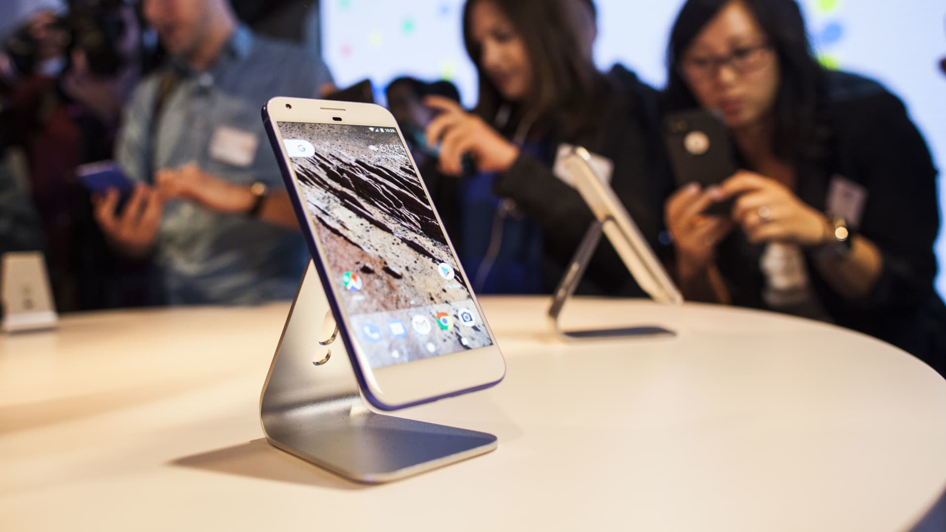 The Unexpected Ways Apple Helps Google Thrive The Unexpected Ways Apple Helps Google Thrive