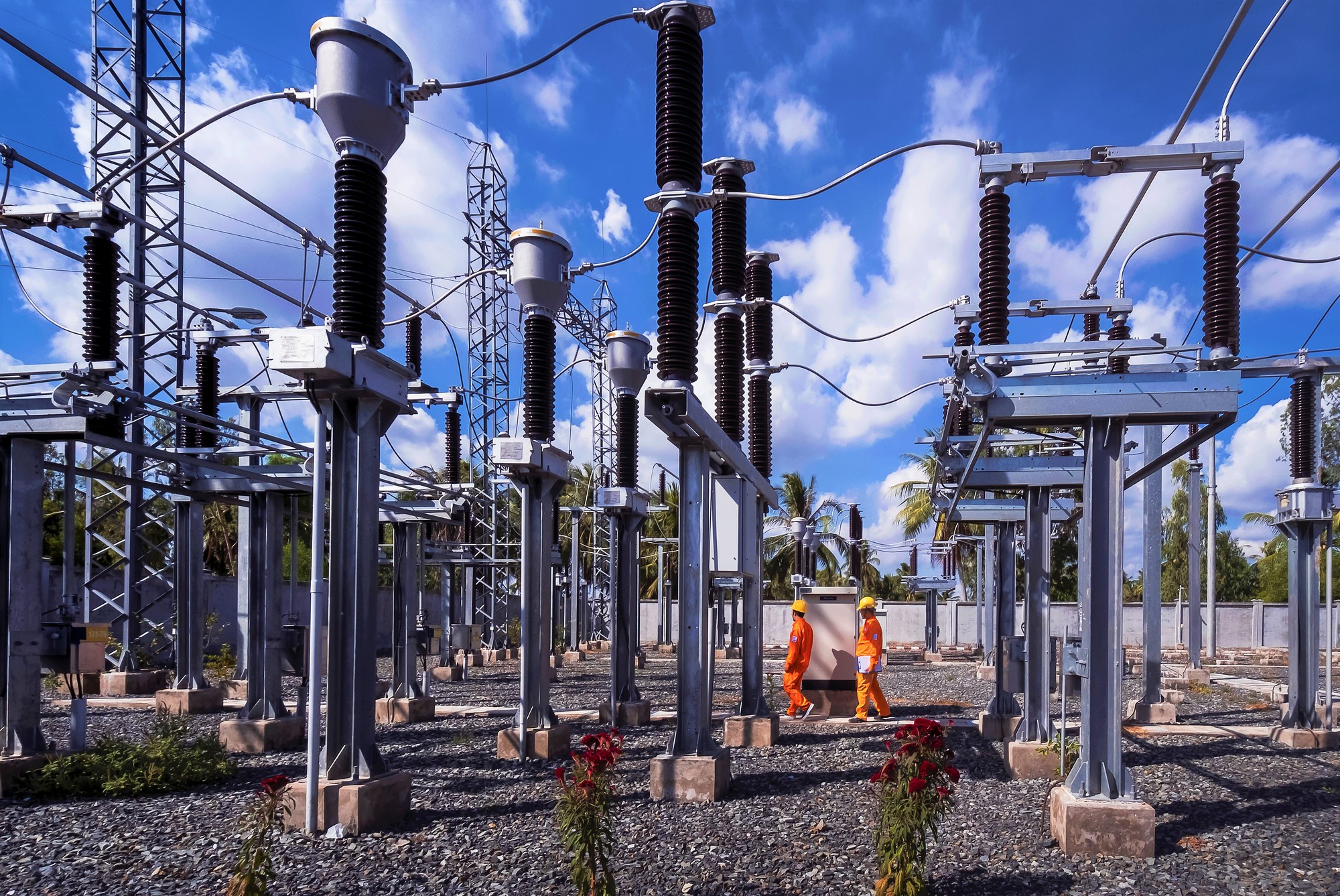 Thử Thách Và Thành Công: Hành Trình Công Nhân Điện Lực Miền Nam Tại Dự Án 500kV Mạch 3