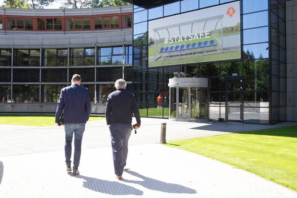 Toekomst Farioli-opvolger Onzeker: Gesprekken Met KNVB Over Contract Toekomst Farioli-opvolger Onzeker: Gesprekken Met KNVB Over Contract