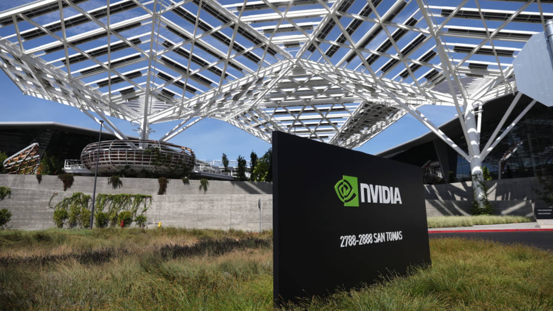 Trump Urged By Nvidia CEO To Revise AI Chip Export Policies Trump Urged By Nvidia CEO To Revise AI Chip Export Policies