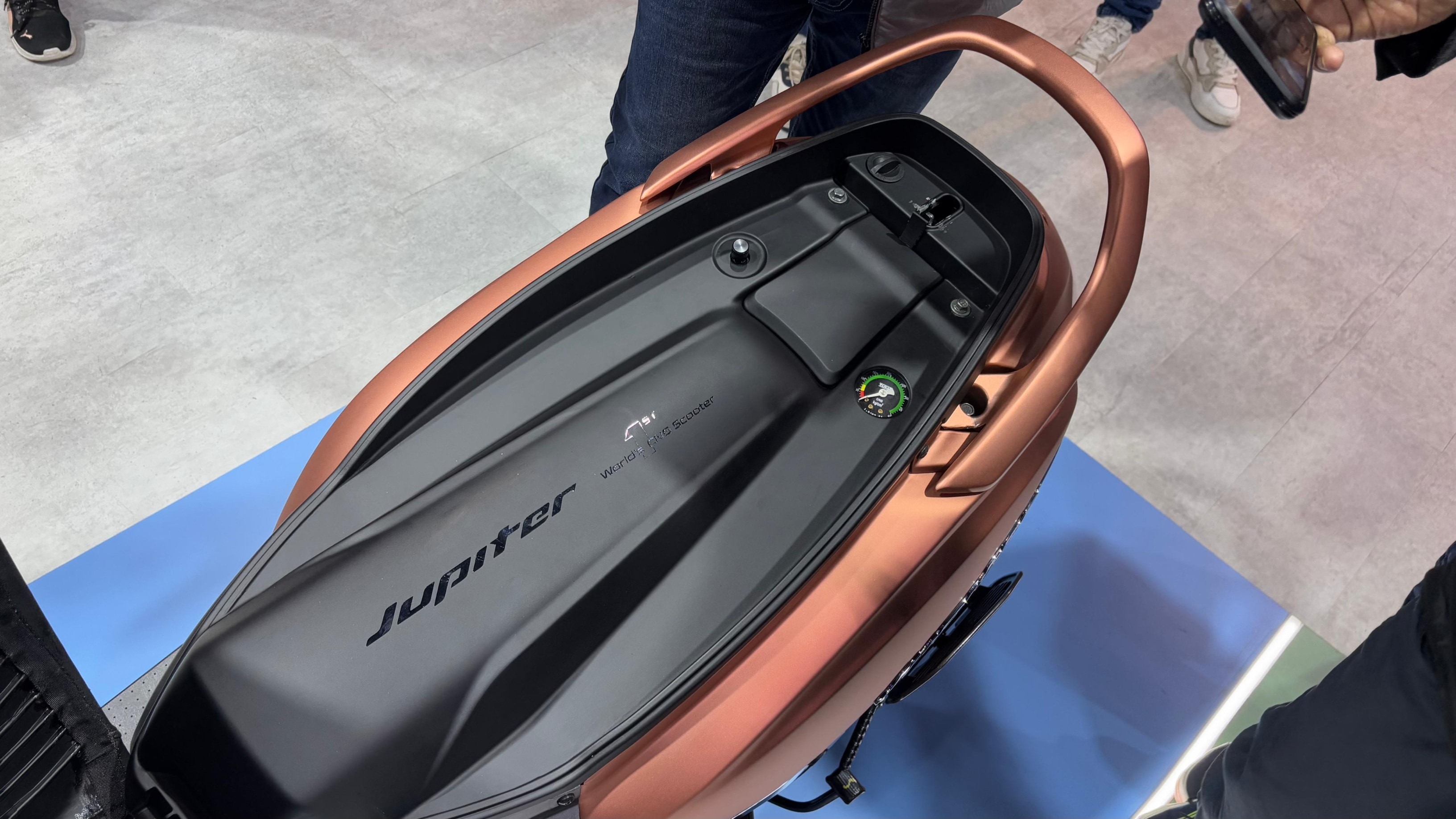 TVS Jupiter CNG पेट्रोल: ₹1/किमी से कम रनिंग कॉस्ट TVS Jupiter CNG पेट्रोल: ₹1/किमी से कम रनिंग कॉस्ट