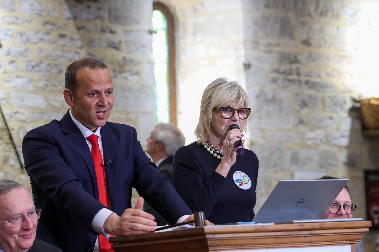 Une Matinée Pas Comme Les Autres : Philippe Candeloro, Chantal Ladesou Et Les Vins De Nuits-Saint-Georges Une Matinée Pas Comme Les Autres : Philippe Candeloro, Chantal Ladesou Et Les Vins De Nuits-Saint-Georges
