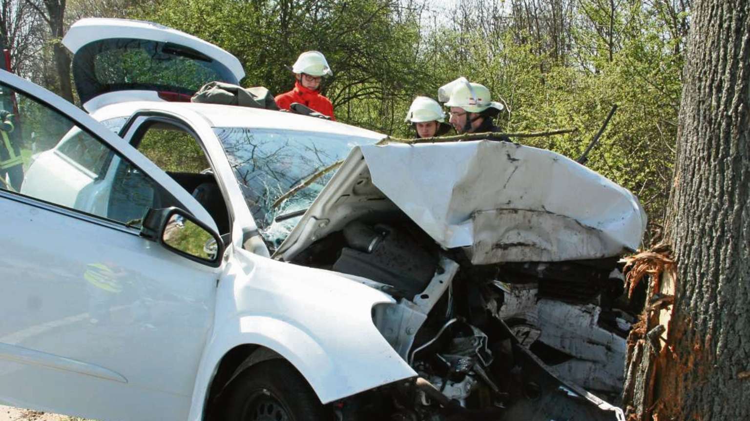 Unfall In Stemwede: Auto Prallt Gegen Baum – Verletzte In Bad Essen Unfall In Stemwede: Auto Prallt Gegen Baum – Verletzte In Bad Essen