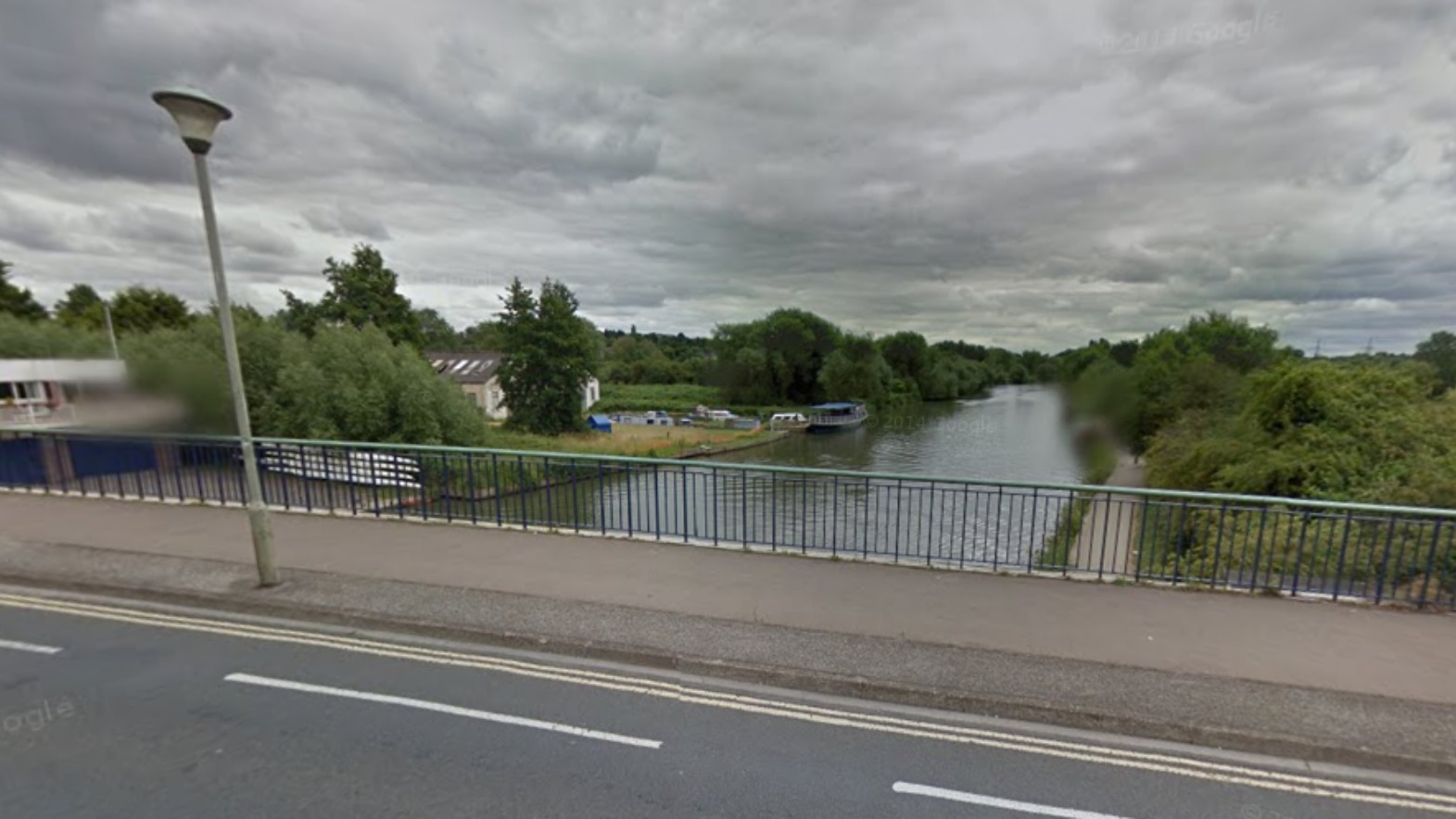 Urgent Search Operation Following 11-Year-Old's Fall Into River Thames Urgent Search Operation Following 11-Year-Old's Fall Into River Thames