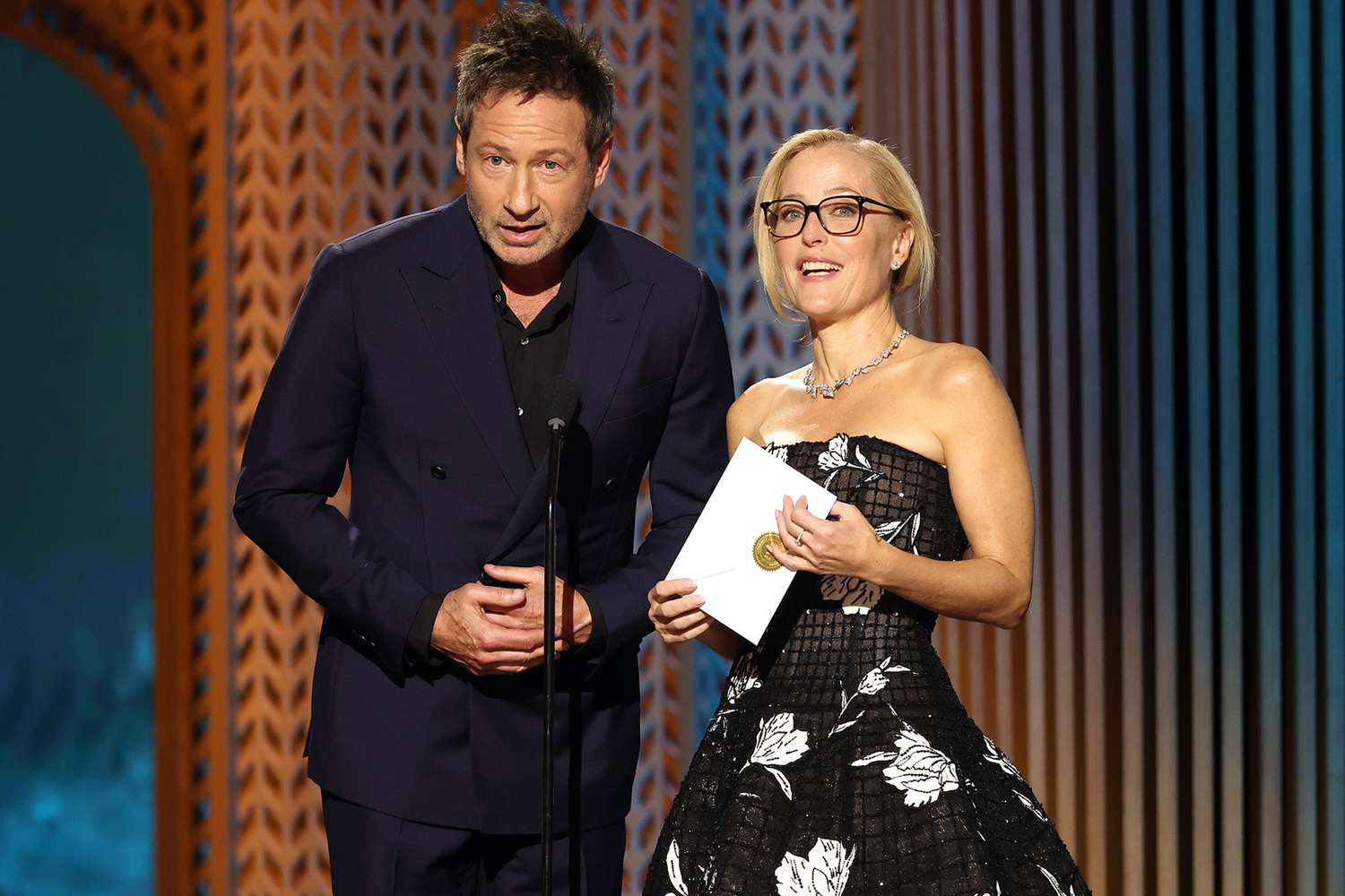X-Files Stars Reunite: Gillian Anderson And David Duchovny At SAG Awards